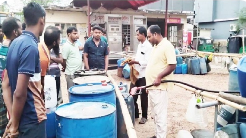 চাঁপাইনবাবগঞ্জে ইট ভাটায় ৮০০ লিটার তেল পাচারের চেষ্টা,ফিলিং ষ্টেশনকে অর্থদন্ড